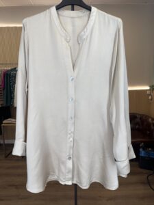 BLUSA SATINADA CRUDA CUELLO MAO