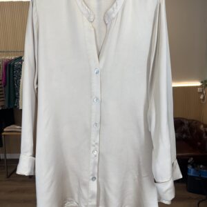 BLUSA SATINADA CRUDA CUELLO MAO