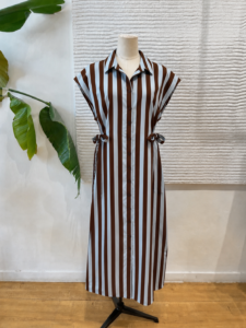 VESTIDO RAYAS CELESTES Y CHOCOLATE LAZADAS LATERALES