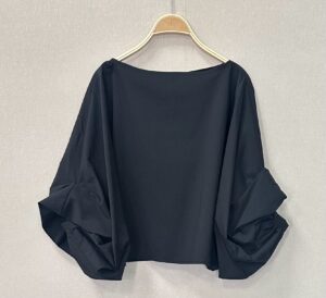 CROP TOP OVER MANGA ABULLONADA NEGRA