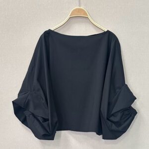 CROP TOP OVER MANGA ABULLONADA NEGRA