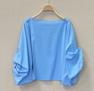 CROP TOP OVER MANGA ABULLONADA CELESTE
