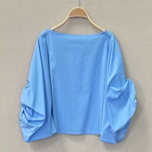 CROP TOP OVER MANGA ABULLONADA CELESTE